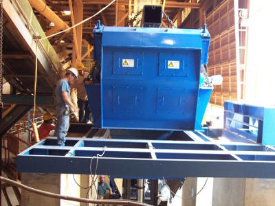 Setting a Williams 370 Traveling Breaker Plate TBP Mill on its crusher platform.
