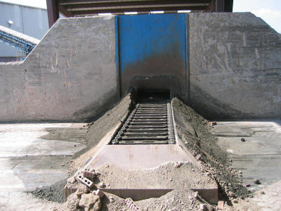 Stockpile reclaimer utilized in a brick plant’s clay and non-plastics grinding and screening operation.
